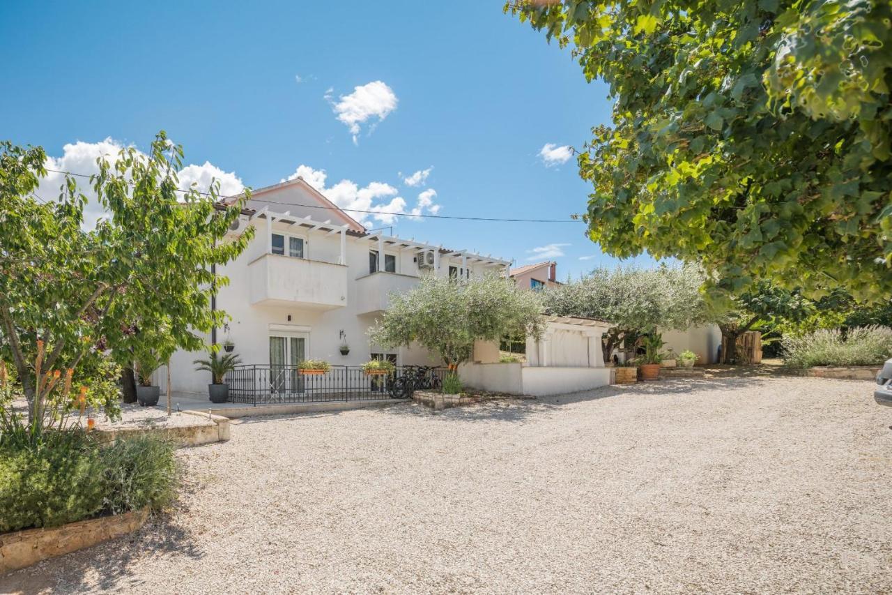 Martina Guest House Πόρετς Εξωτερικό φωτογραφία
